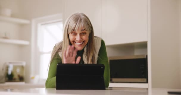 Senior Kvinde Videoopkald Tablet Med Bølge Til Kommunikation Tale Samtale – Stock-video