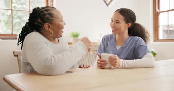 Vårdgivare Pensionärer Och Kvinnor Med Kaffe Pratar Samtal Och Koppla — Stockvideo