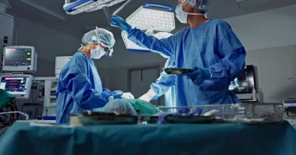 Médecins Travail Équipe Chirurgie Dans Théâtre Avec Soutien Médical Pour — Video