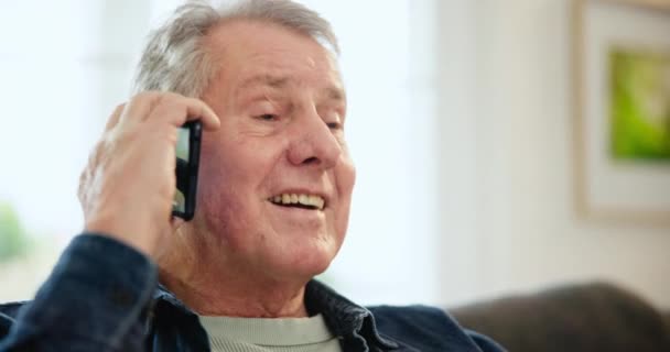 Llamada Telefónica Sonrisa Hombre Mayor Sala Estar Casa Retiro Para — Vídeos de Stock