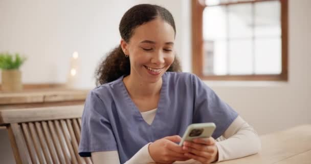 技術スクロール 笑顔のテーブルでのネットワーキングのための電話を持つ医療 看護師 インターネット コミュニケーション 医療のためのスマートフォン付きヘルスケア プロフェッショナル 従業員 — ストック動画
