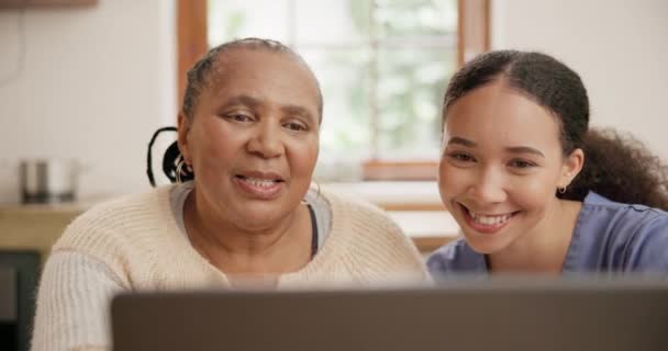 Senior Care Caregiver Old Woman Laptop Help Smile Nursing Home — Stock Video
