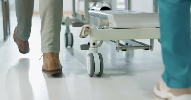 Médicos Paciente Empurrar Cama Hospitalar Para Cirurgia Cuidados Saúde Tratamento — Vídeo de Stock