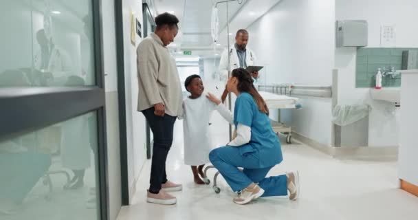 Černá Rodina Medicína Pediatr Mluví Pacientem Nemocnici Kvůli Péči Dítě — Stock video