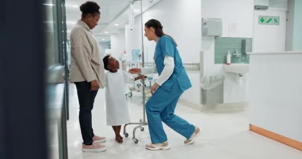 Czarna Rodzina Opieka Zdrowotna Pediatra Rozmawiający Pacjentem Szpitalu Opiece Medycznej — Wideo stockowe