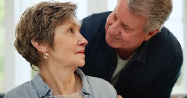 老夫妇 拥抱和放松亲密亲密在一个家庭的退休和婚姻与结合 照顾和支持 在一个充满拥抱和爱与承诺的客厅里 老年男女在一起 — 图库视频影像