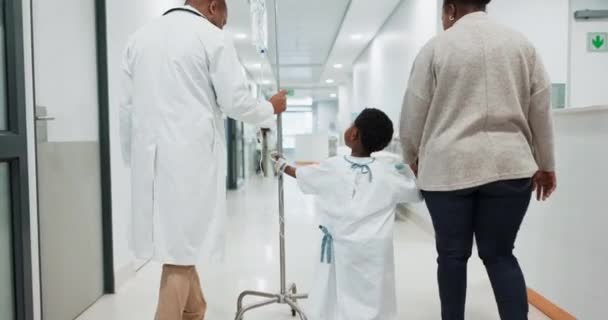 Hôpital Enfant Médecin Marchant Médical Bilan Santé Avec Goutte Goutte — Video