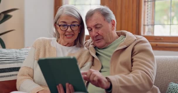 在社交媒体上 客厅的沙发上有桌子 对话和一对老夫妇 在家庭移动应用程序或互联网上的退休卷轴中的数字技术 粘合和老年人 — 图库视频影像