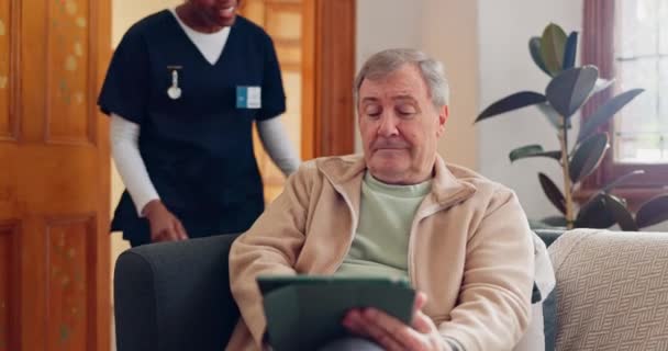 Tablet Krankenschwester Und Älterer Herr Auf Dem Sofa Surfen Internet — Stockvideo