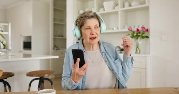 Hovedtelefoner Dans Senior Kvinde Med Telefon Køkkenet Lytter Til Musik – Stock-video