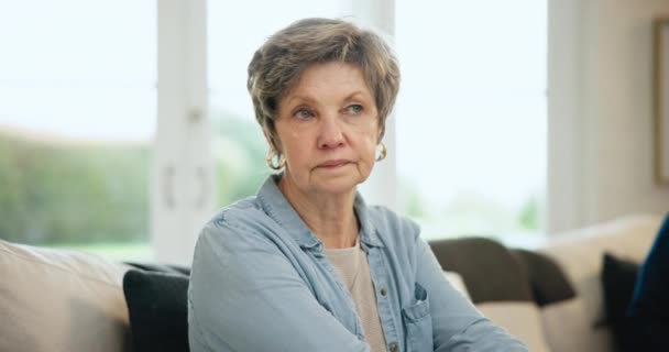 Seniorenpaar Sofa Und Streit Über Scheidung Stress Und Konflikte Auf — Stockvideo