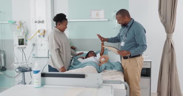 Pédiatre Cinq Ans Parent Avec Enfant Hôpital Pour Consultation Soins — Video