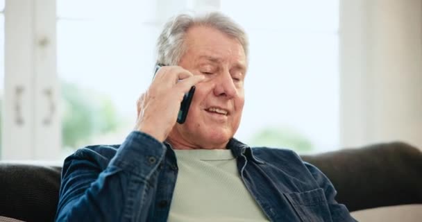 Telefonopkald Kommunikation Senior Mand Stuen Plejehjemmet Til Diskussion Smil Teknologi – Stock-video