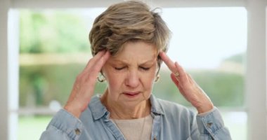 Baş ağrısı, yaşlı kadın ve evde emeklilik, borç ya da depresyondan dolayı stres kapanışı. Migren, bunama endişesi ve zihinsel sağlığı, kafa masajı ve ağrısı olan bir evde yaşayan yaşlıların endişeleri..