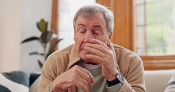 Berpikir Stres Dan Pria Senior Sofa Ruang Tamu Dengan Memori — Stok Video