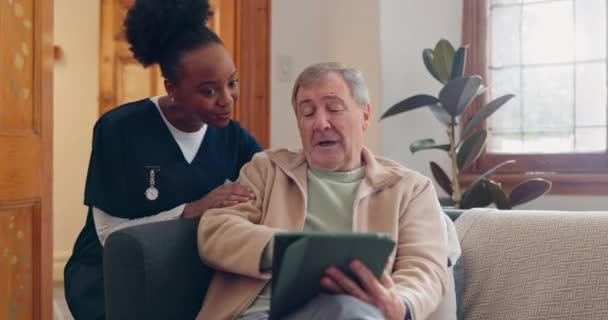 Gesundheitsversorgung Tabletten Und Ein Älterer Herr Mit Einer Krankenschwester Bei — Stockvideo