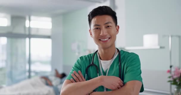 Cara Enfermera Feliz Hombre Asiático Con Los Brazos Cruzados Hospital — Vídeo de stock