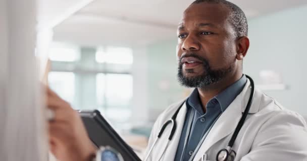 Sanità Uomo Colore Medico Con Tablet App Digitale Connessione Con — Video Stock