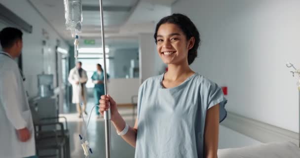 Капельница Пациент Портрет Счастливой Женщины Больничном Клиническом Коридоре Лечением После — стоковое видео