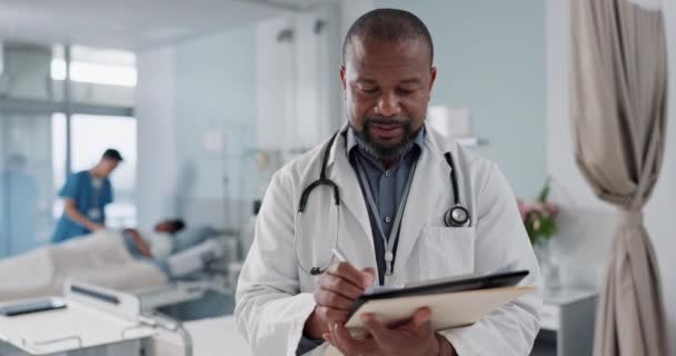 Διαδίκτυο Μαύρος Άνδρας Και Γιατρός Tablet Καριέρα Σύνδεση Online Αποτελέσματα — Αρχείο Βίντεο