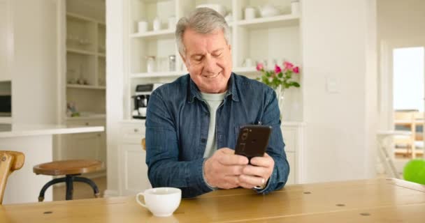 Телефон Смс Пожилой Человек Социальных Сетях Смартфоном Подключение Интернету Онлайн — стоковое видео