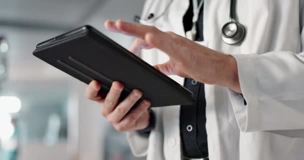 Доктор Руки Планшет Охорони Здоров Або Медичної Інформації Онлайн Картки — стокове відео