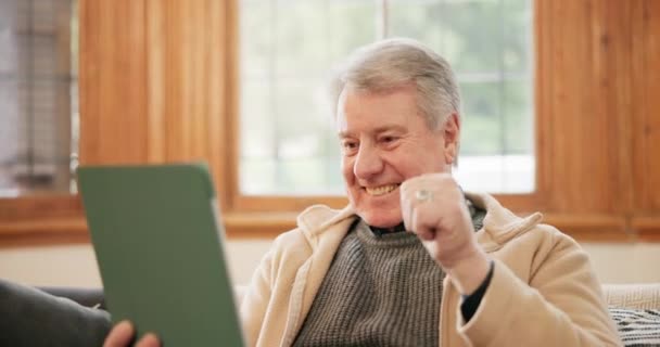 Hjem Videoopkald Ældre Mand Med Tablet Taler Begejstret Med Online – Stock-video