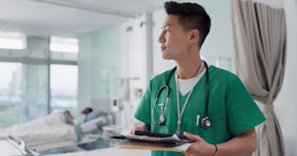 Spital Bărbat Asiatic Medic Tabletă Zâmbet Sau Conexiune Rezultate Online — Videoclip de stoc