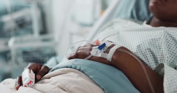 Pacientova Ruka Lůžko Kapání Detailní Záběr Nemocnice Nebo Léčba Hydratace — Stock video
