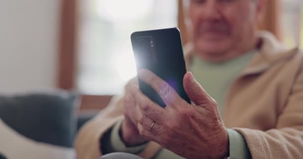Parkinsonowie Smartfon Ręce Seniora Piszącego Internecie Domu Starców Telefon Osoby — Wideo stockowe