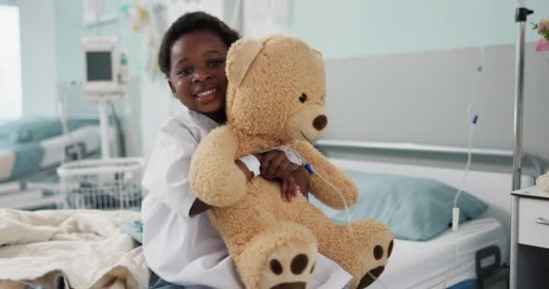 アフリカの少年 テディベアは 治療のための回復のための顔 休息でベッドに耐えます リラックス クリニック 手術後の玩具と抱擁する患者子供 幸せで肖像画 — ストック動画