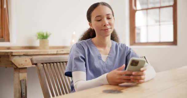 Medizin Krankenschwester Und Telefon Für Kommunikation Technologie Und Vernetzung Tisch — Stockvideo