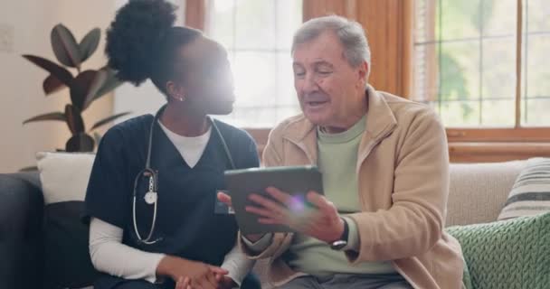 Senior Hombre Enfermera Con Tablet Para Consulta Información Médica Comunicación — Vídeos de Stock