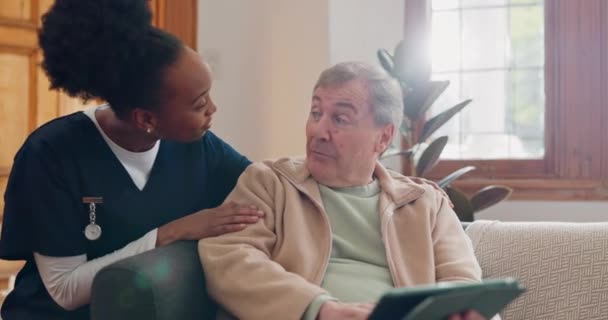 退休期间 在家访进行体检期间 有医疗保健 平板电脑和一名有照顾者的老年男子 与一位护士在沙发上与一位老年病人交谈的技术 药物和预约 — 图库视频影像