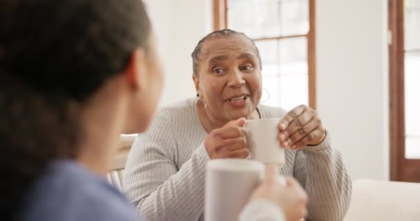 照顾者 退休妇女和老年妇女在疗养院与咖啡交谈 交谈和放松 健康和有护士的人喝热饮以便结合 照顾和支持 — 图库视频影像