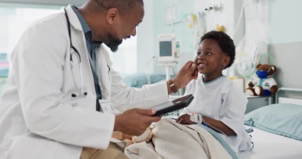 Lekarz Afrykański Chłopiec Dziecko Szpital Tabletką Uśmiech Lub Odpoczynek Wyzdrowienia — Wideo stockowe