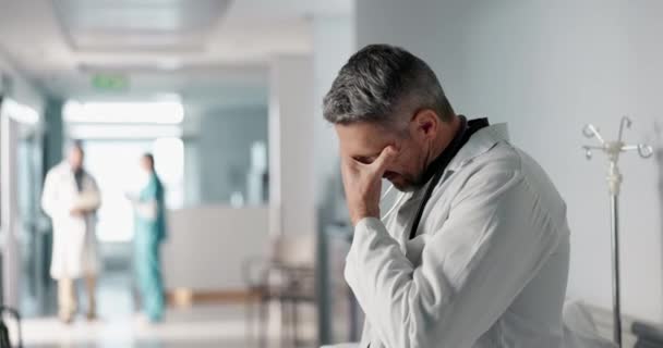 在医院里 如果一个成熟的医生看上去对医疗保健或医疗不满意 你会感到压力 悲伤或失败 在一家专业的医疗诊所里 与一个悲伤的人在一起时的抑郁 失误或失落 — 图库视频影像