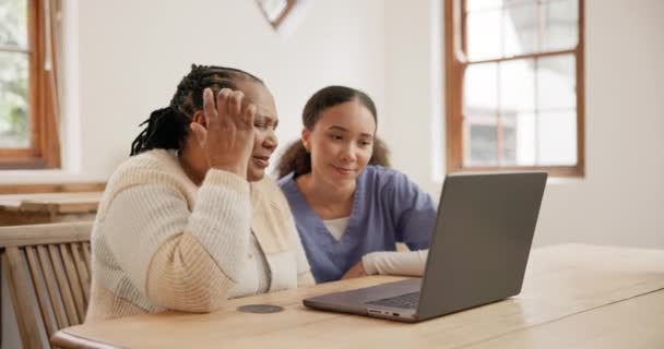 シニアケア 看護師 年配の女性 ラップトップ ヘルプ 看護施設での学習 オンラインコミュニケーションをとるコンピュータを持つ医療サービス 介護者 高齢者 — ストック動画