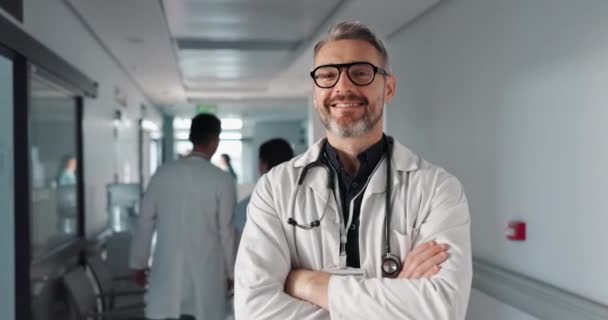 Doktor Portrecie Starszy Mężczyzna Krzyżowanymi Ramionami Opieką Zdrowotną Uśmiecha Się — Wideo stockowe