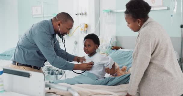 Pediatra Africana Genitore Con Bambino Ospedale Controlli Consulenze Sanitarie Clinica — Video Stock