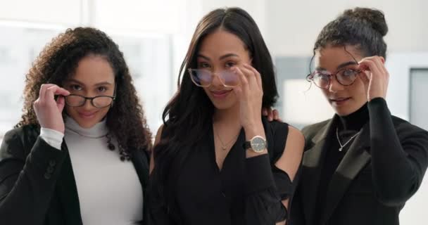 Unternehmen Brillen Und Glückliche Geschäftsfrauen Mit Sehvermögen Verschreibungspflichtigem Brillengestell Oder — Stockvideo