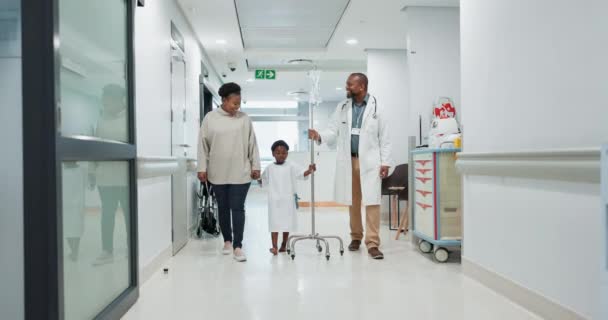 Opieka Zdrowotna Pediatra Lekarz Spacerujący Czarną Rodziną Szpitalnym Korytarzu Diagnozy — Wideo stockowe