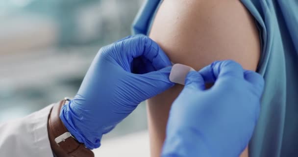 Doktor Aşı Için Alçı Eller Hastanın Koluna Sağlık Hizmetine Enjekte — Stok video