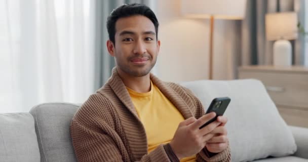 Home Smartphone Relaxovat Šťastný Muž Psaní Textování Čtení App Post — Stock video