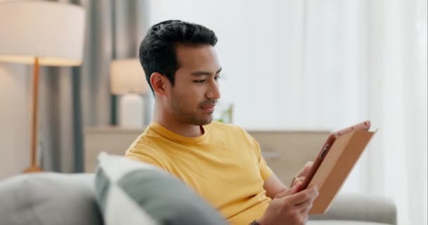Thuis Tablet Glimlach Ontspannen Man Typen Sms Lezen App Post — Stockvideo