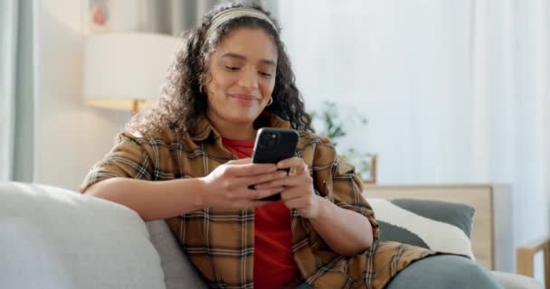 Домашний Мобильный Телефон Расслабиться Счастливая Женщина Печатает Электронную Почту Социальная — стоковое видео