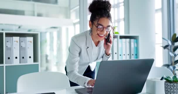 Telefon Görüşmesi Dizüstü Bilgisayar Mutlu Şirket Kadını Avukat Avukat Çevrimiçi — Stok video