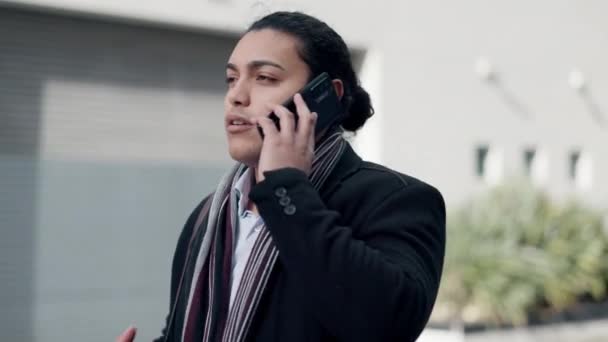 Professzionális Férfi Telefonhívás Kültéri Kommunikáció Hálózatépítés Séta Városban Dolgozók Frissítésével — Stock videók
