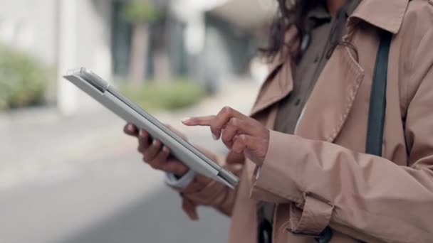 Πόλη Tablet Και Χέρια Του Επιχειρηματία Πληκτρολογώντας Internet Web Online — Αρχείο Βίντεο