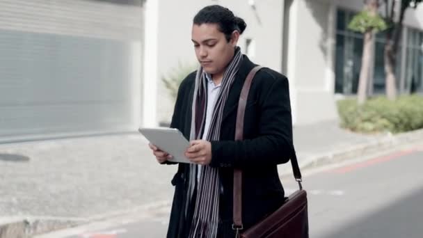 Ciudad Tableta Hombre Negocios Caminando Escribiendo Internet Web Investigación Línea — Vídeos de Stock